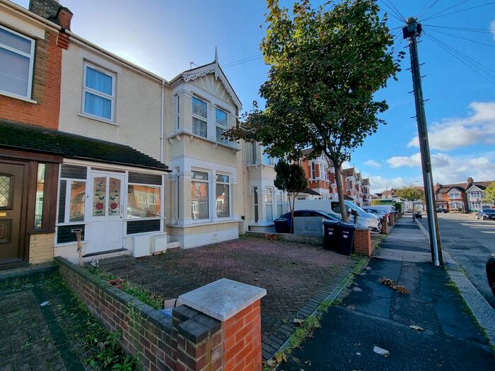 3 Bedroom Flat To Rent In Stanhope Gardens, Ilford, Essex, IG1