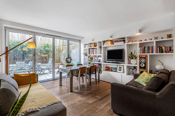 2 Bedroom Flat To Rent In Bevington Road, Ladbroke Grove, London, W10