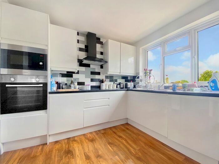 2 Bedroom Flat To Rent In Hillingdon Road, Uxbridge, Middlesex, UB10