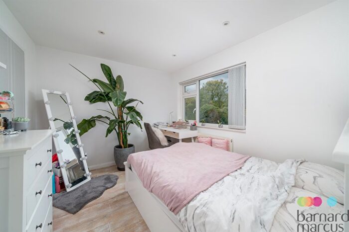 3 Bedroom Terraced House For Sale In Linden Road, London, N11