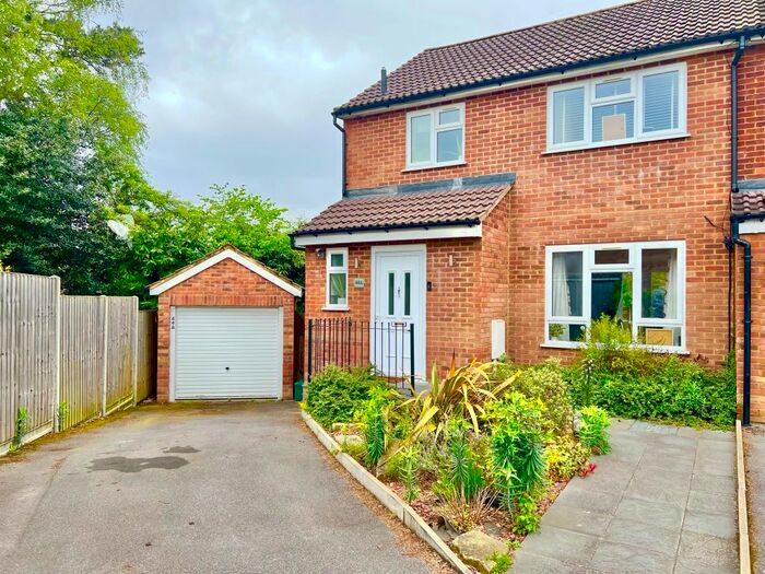 3 Bedroom End Of Terrace House To Rent In Middlemoor Road, Frimley, Camberley, GU16