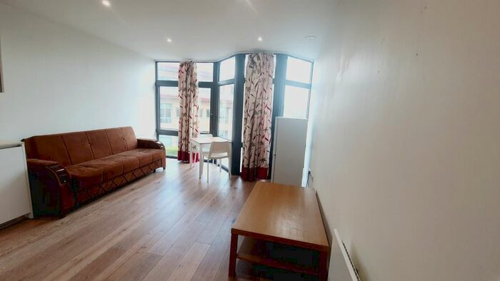 1 Bedroom Flat To Rent In Mondial Way, Heathrow, UB3