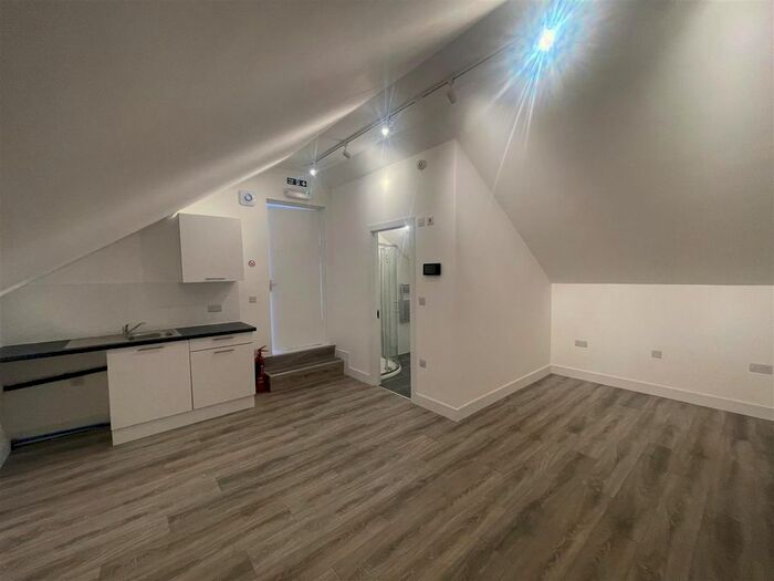 Studio To Rent In Westborough Road, Westcliff-On-Sea, SS0