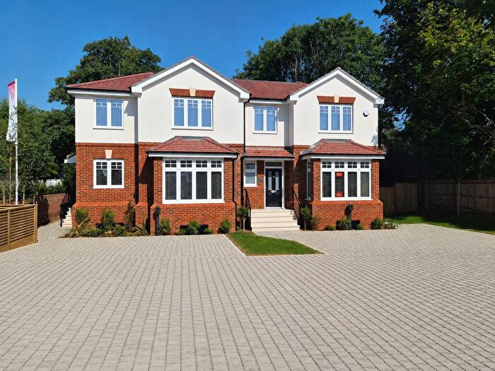 3 Bedroom Semi-Detached House For Sale In Beverley Close, Weybridge, KT13