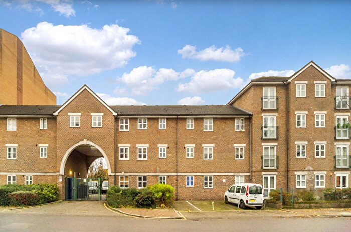 3 Bedroom Flat To Rent In Caravel Close, London, E14