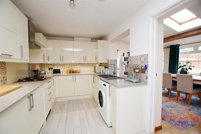 2 Bedroom Cottage To Rent In High Street, Wanborough, Swindon, SN4