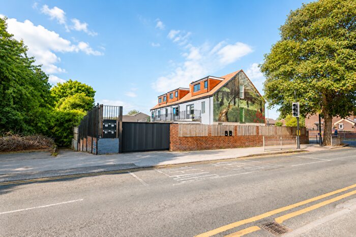 2 Bedroom Flat To Rent In Stainbeck Road, Leeds, LS7