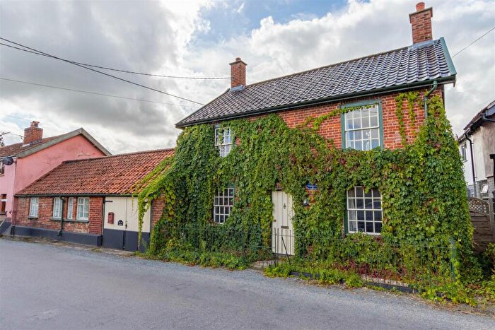 3 Bedroom Semi-Detached House For Sale In Low Road, Billingford, IP21