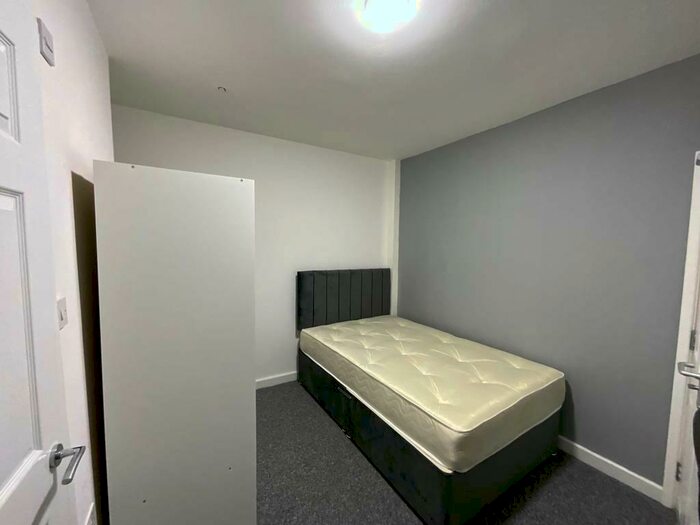 5 Bedroom Semi-Detached House To Rent In Beeston Road, Nottingham, Nottinghamshire, NG7