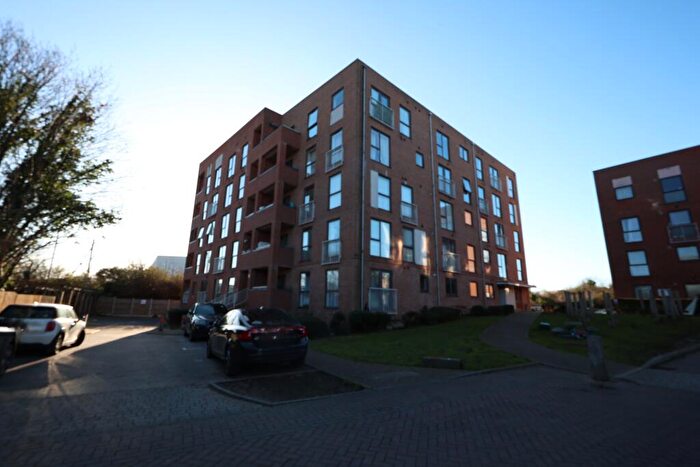 2 Bedroom Flat To Rent In Draper Close, West Thurrock, RM20