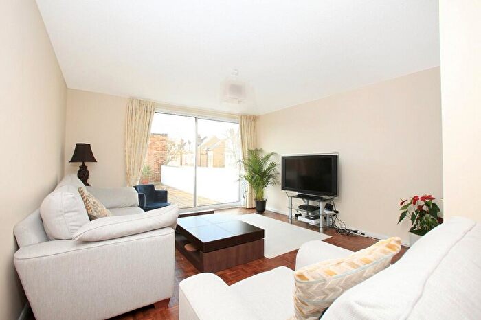 2 Bedroom End Of Terrace House To Rent In Thurleigh Road, Balham, SW12