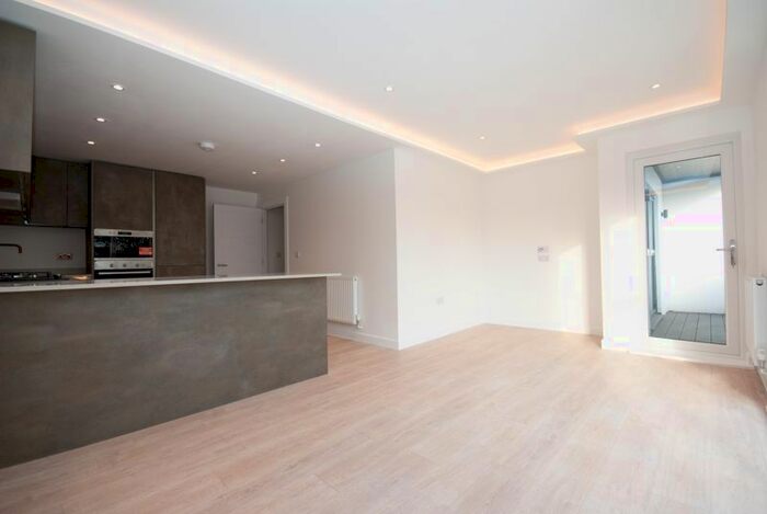 2 Bedroom Flat To Rent In City Apartments, Leigh-On-Sea, Essex, SS9