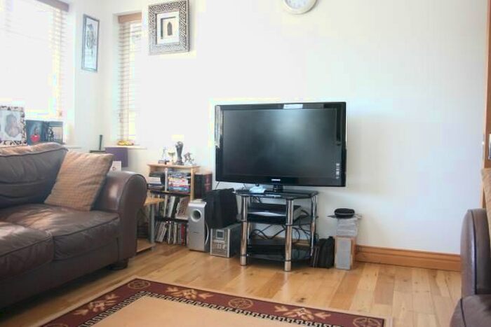 2 Bedroom Maisonette To Rent In Ossulton Way, London, N2