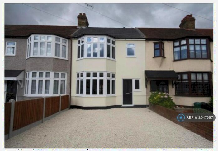 5 Bedroom Terraced House To Rent In Gorseway, London, RM7