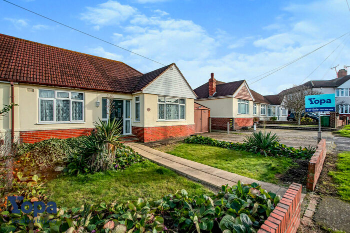 3 Bedroom Semi-Detached Bungalow For Sale In Oakdene Avenue, Erith, DA8