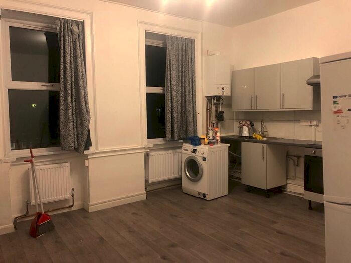 2 Bedroom Flat To Rent In Stoke Newington High Street, London, N16