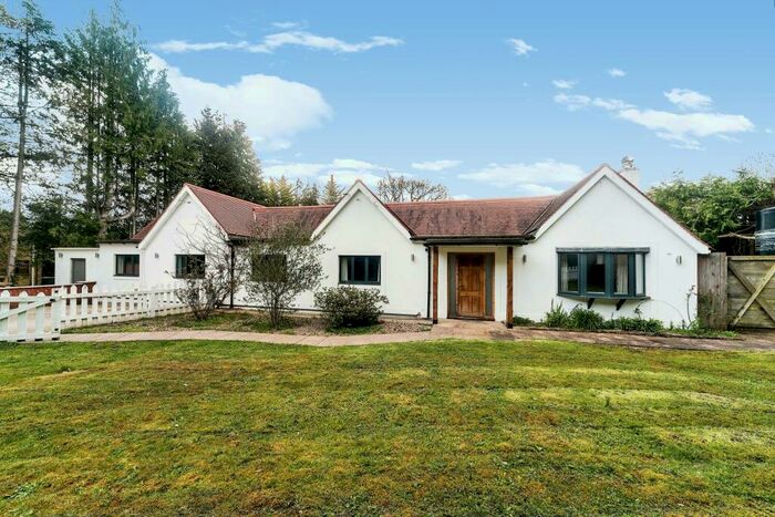 5 Bedroom Bungalow To Rent In Beechlawns, Effingham, KT24