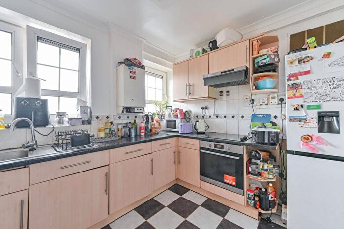 3 Bedroom Flat To Rent In Hazelwood House, Deptford, London, SE8
