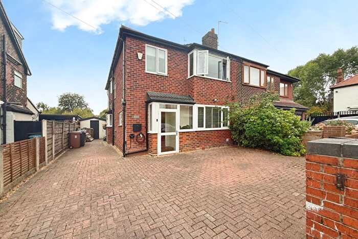 3 Bedroom Semi-detached House For Sale In Crawford Avenue, Worsley, Manchester, Greater Manchester, M28