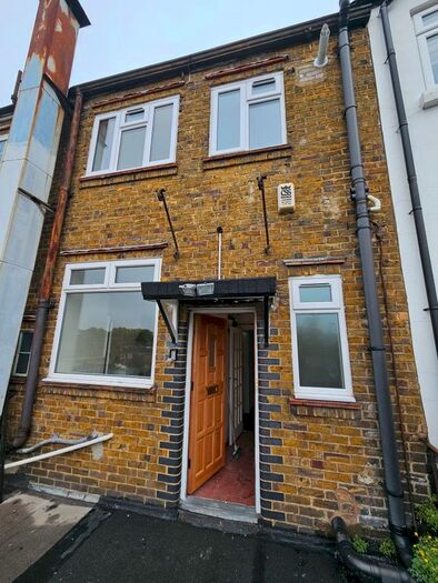 2 Bedroom Flat To Rent In Ewell By Pass, Epsom, KT17