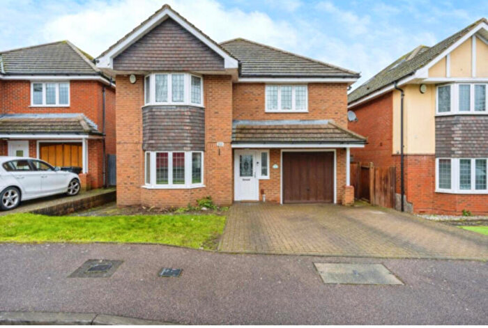6 Bedroom Detached House For Sale In Shervington Grove, Luton, LU3