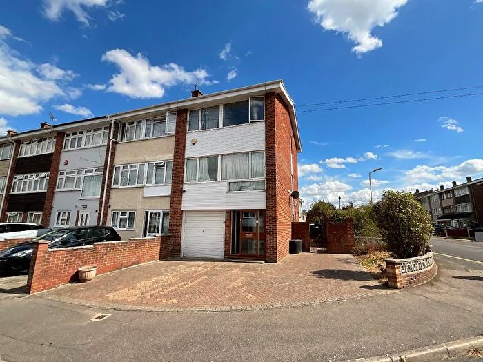 4 Bedroom End Of Terrace House For Sale In Elm Park, Hornchurch, RM12