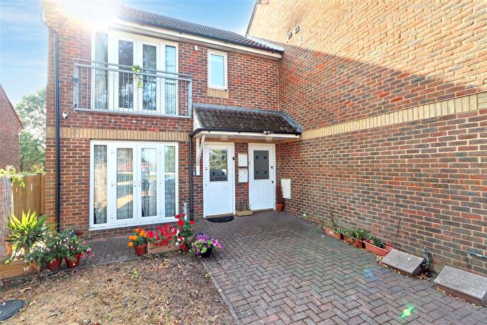 1 Bedroom Maisonette For Sale In Cranes Way, Borehamwood, WD6