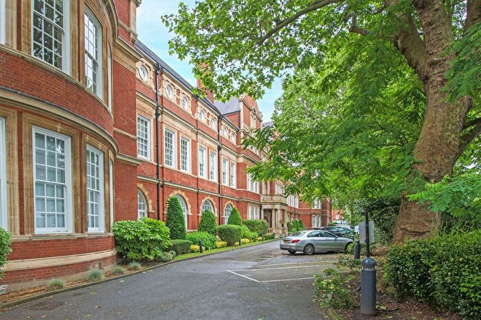 3 Bedroom Flat For Sale In Battersea Park Road, London, SW11