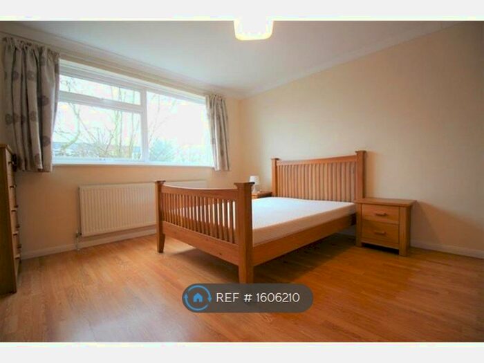 1 Bedroom Flat To Rent In Solar Court, London, N3
