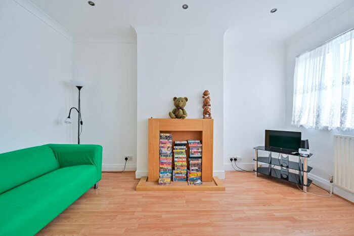 2 Bedroom Flat For Sale In Thorpe Close, Forest Hill, London, SE26