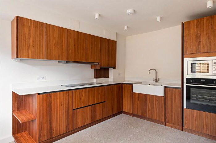 3 Bedroom Flat For Sale In Churchfields, South Woodford, E18