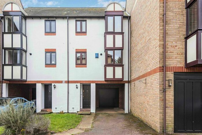 3 Bedroom Town House To Rent In Heron Island, RG4