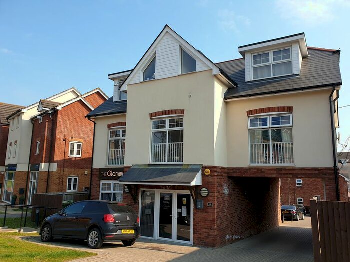 2 Bedroom Flat To Rent In Botley Road, Parkgate SO31