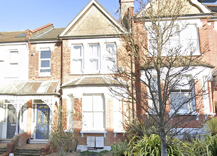 4 Bedroom Terraced House To Rent In Wakefield Road, Palmoers Green, N13