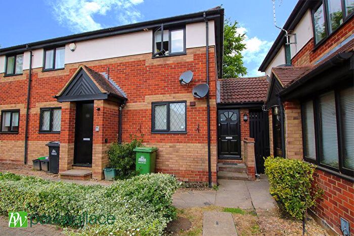 2 Bedroom Maisonette For Sale In Hollybush Way, West Cheshunt, EN7