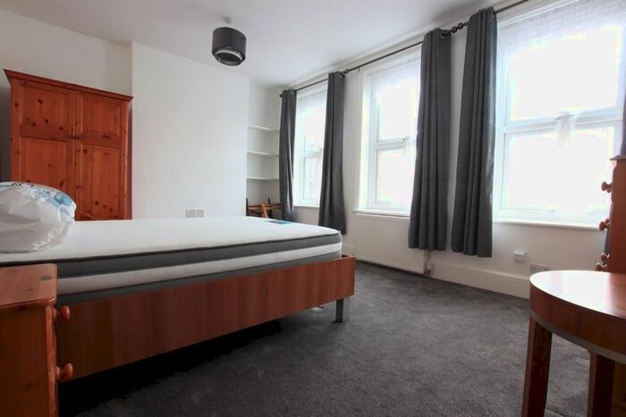 2 Bedroom Flat To Rent In Green Lanes, London, N13