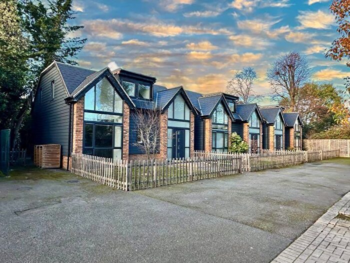 2 Bedroom Detached House To Rent In Edeleny Close, London, N2