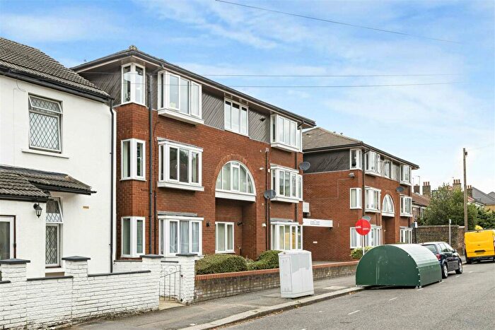 1 Bedroom Flat To Rent In Thomas Lodge, West Avenue, Walthamstow, London, E17