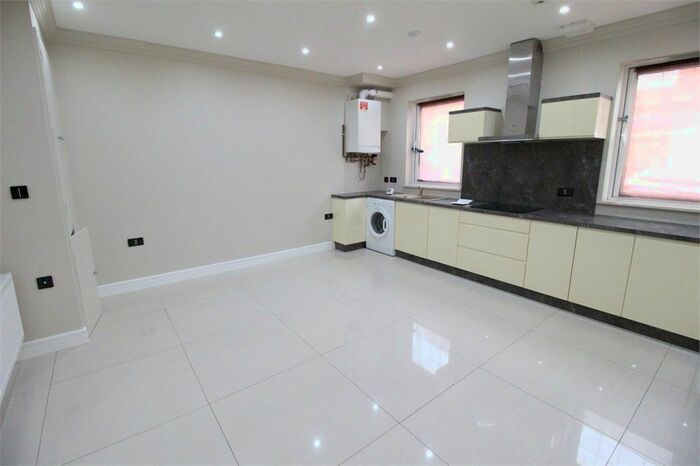 3 Bedroom Flat To Rent In High Street, Edgware, Middlesex HA8