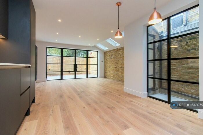 2 Bedroom Flat To Rent In Clapham South, London, SW12