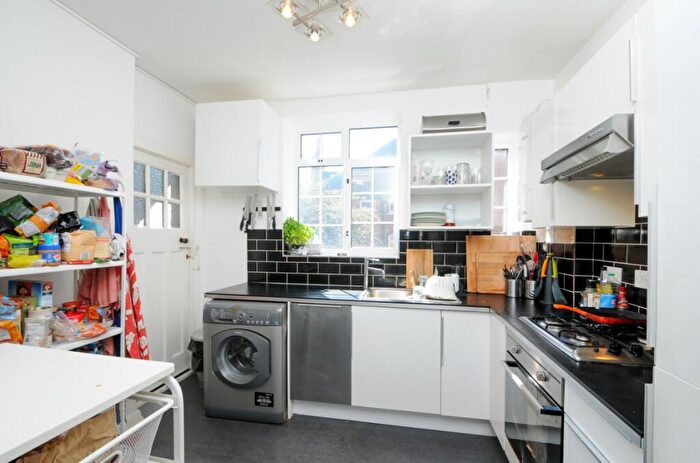 3 Bedroom Flat To Rent In Haslemere Road, London, N8