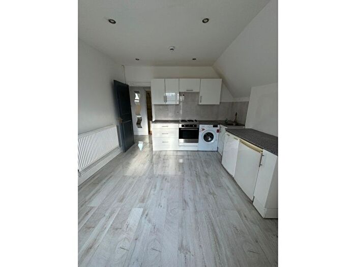 2 Bedroom Flat To Rent In Cathays, Cardiff, CF24