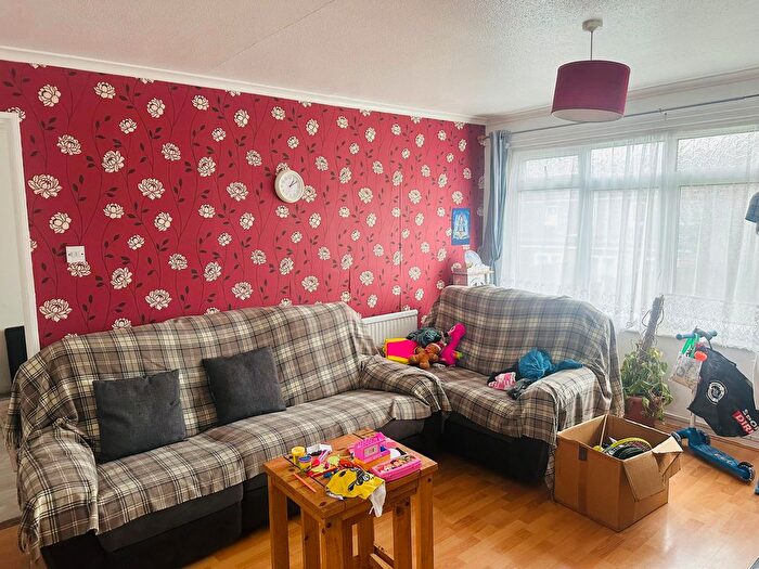 1 Bedroom Flat To Rent In Asthall Gardens, Ilford, Barkingside, IG6