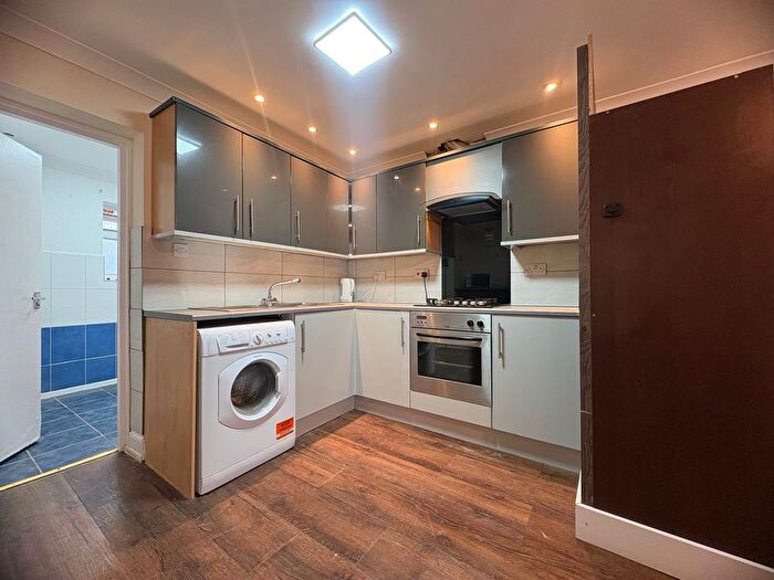 Studio To Rent In Great West Road, Hounslow, TW5