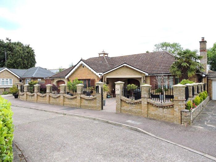 5 Bedroom Bungalow For Sale In Littlebrook Gardens, Cheshunt, EN8