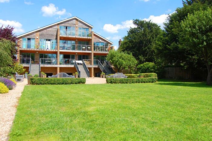 2 Bedroom Apartment To Rent In Hampton Court Road, East Molesey, KT8