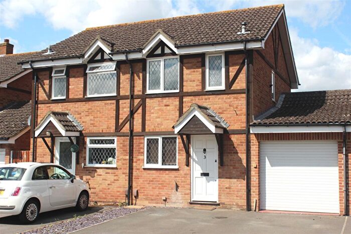 3 Bedroom Semi-Detached House To Rent In Ravenfield, Englefield Green, Egham, TW20