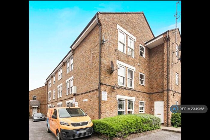 2 Bedroom Flat To Rent In Victoria Park Court, London, E9