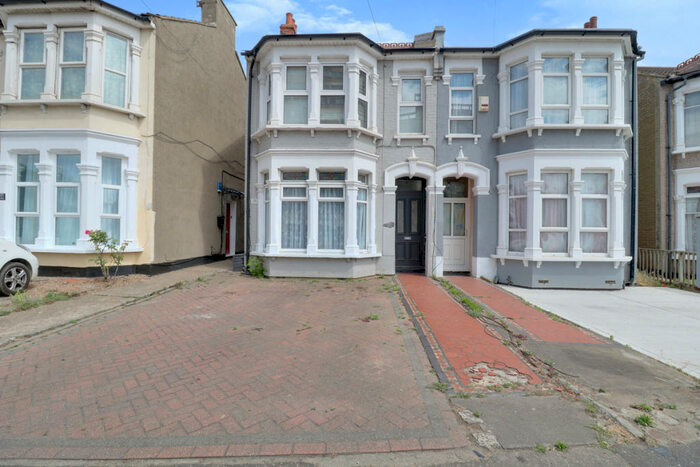 2 Bedroom Flat For Sale In Sutton Road, Southend-on-sea, SS2