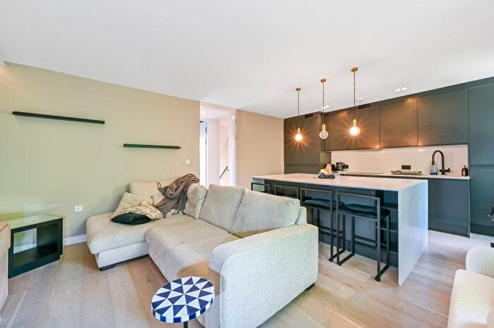 2 Bedroom Flat To Rent In Amhurst Road, Hackney Downs, London, E8